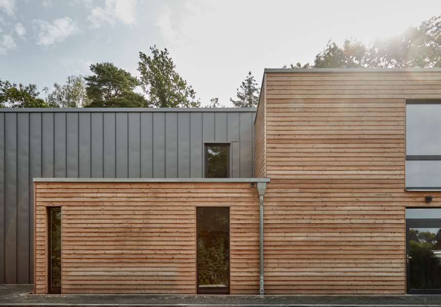 Stålprofiler og træpaneler i smagfuld facademontering, Geibelstraße 18, 23611 Bad Schwartau